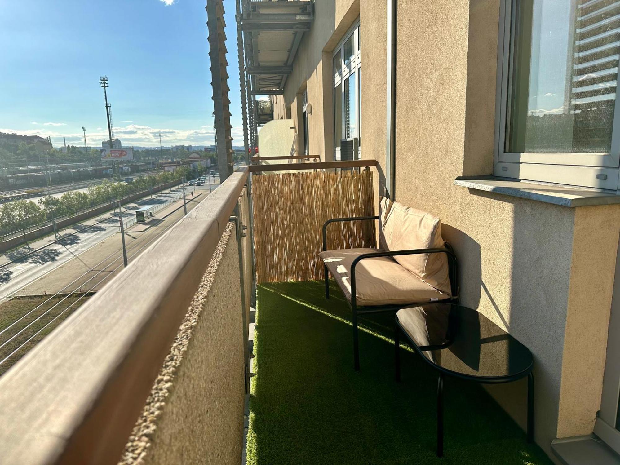 Apartment Ceskomoravska - O2 Arena Praha Bagian luar foto